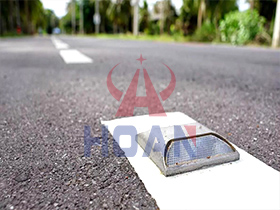 Guía Brillante en la Noche: Tachas Solares en las Autopistas de Namibia